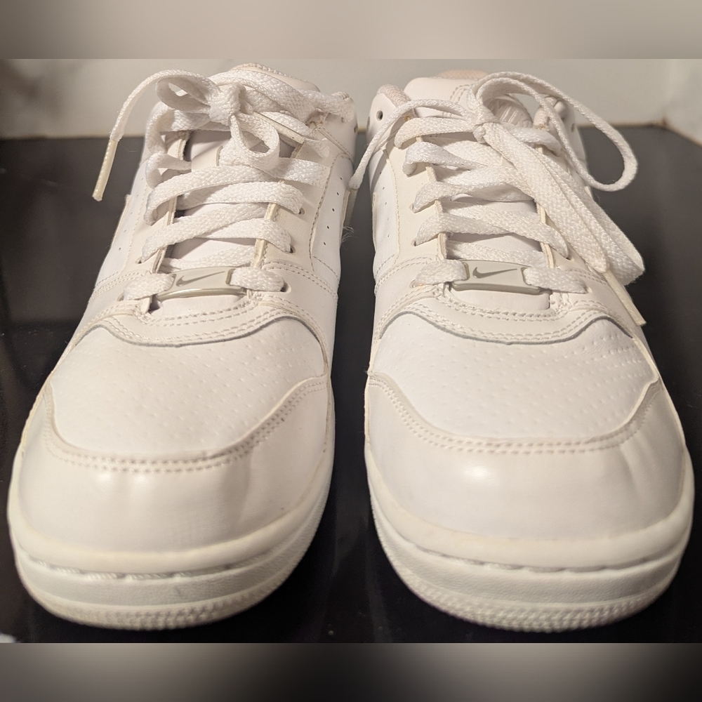 Nike Air Prestige II Women's White Leather Sneakers  Size 7 Used Excellent